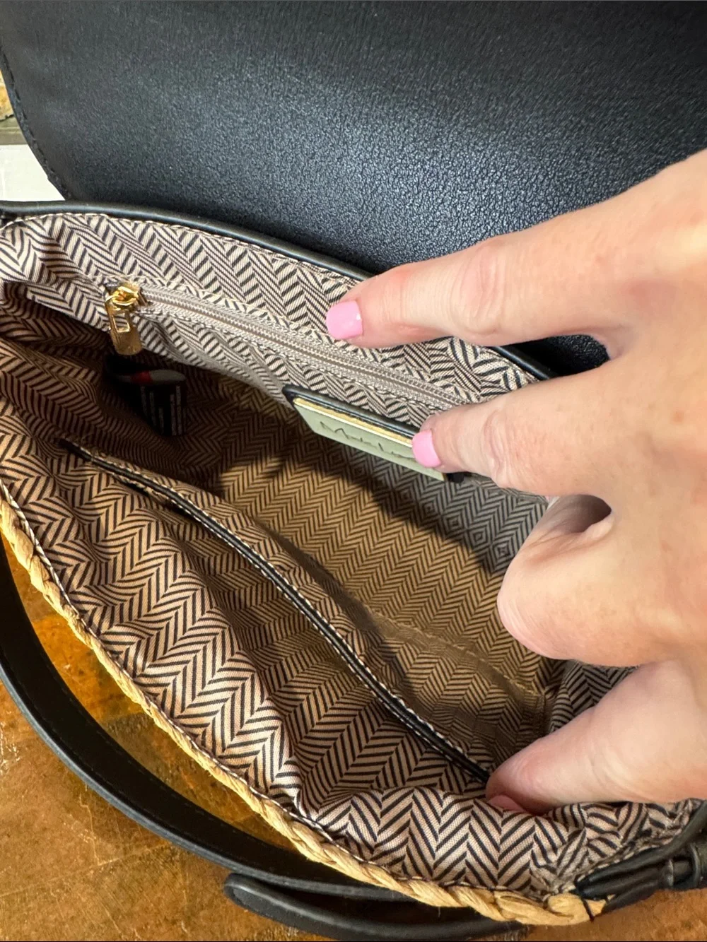 🙏Moda Luxe Tan Woven Crossbody with Black Trim - Picture 8 of 8
